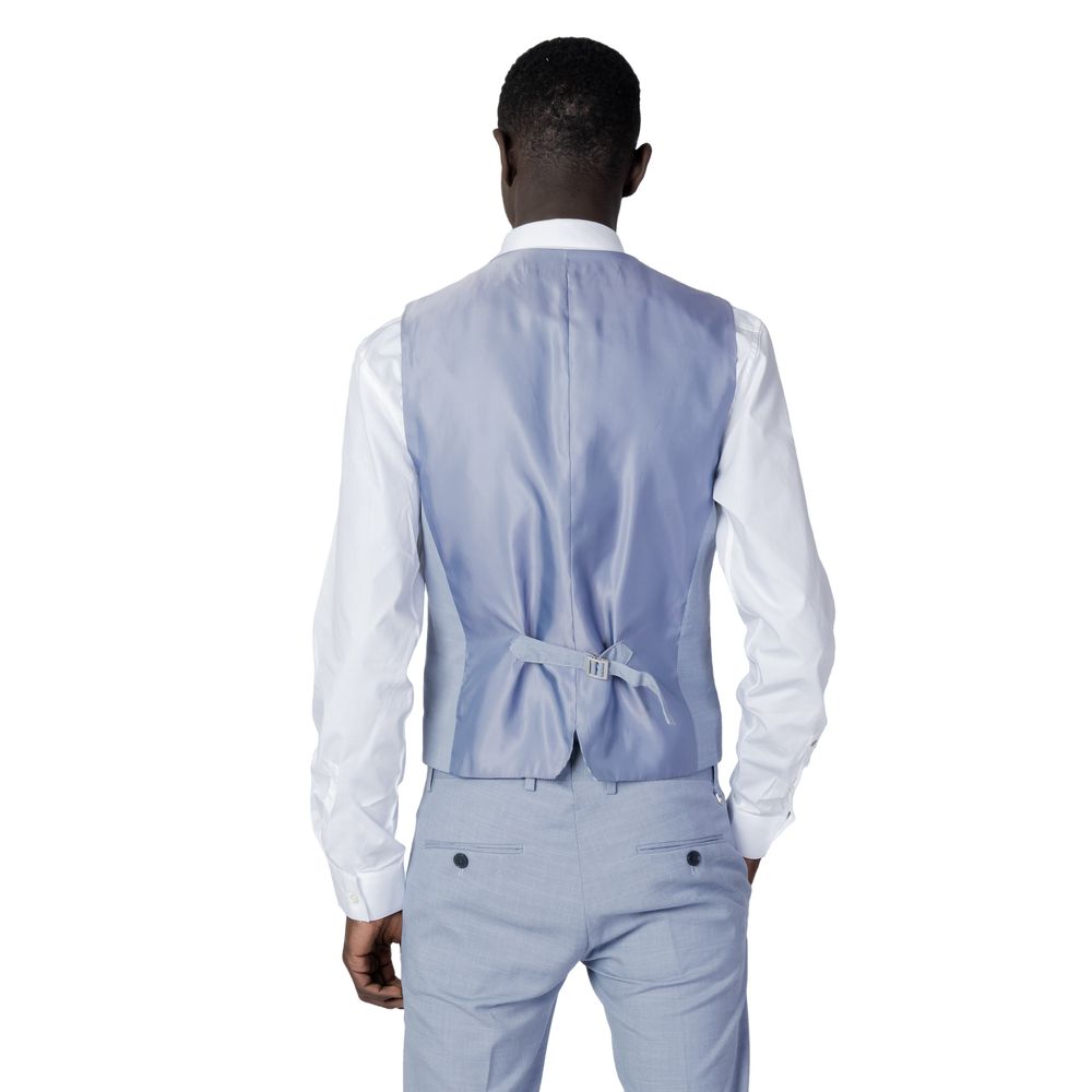 Front view with bag zipped and handles upright.