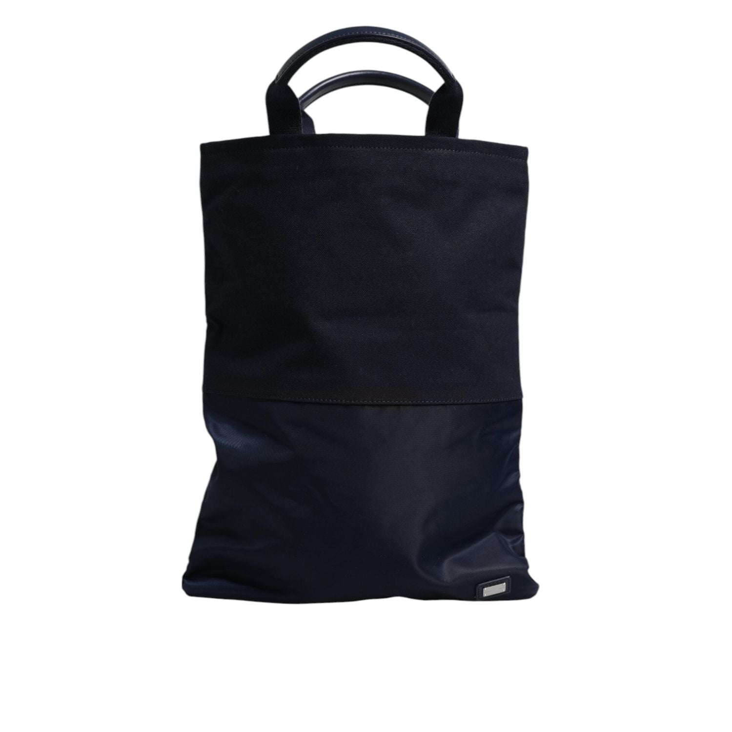 Front view with bag zipped and handles upright.