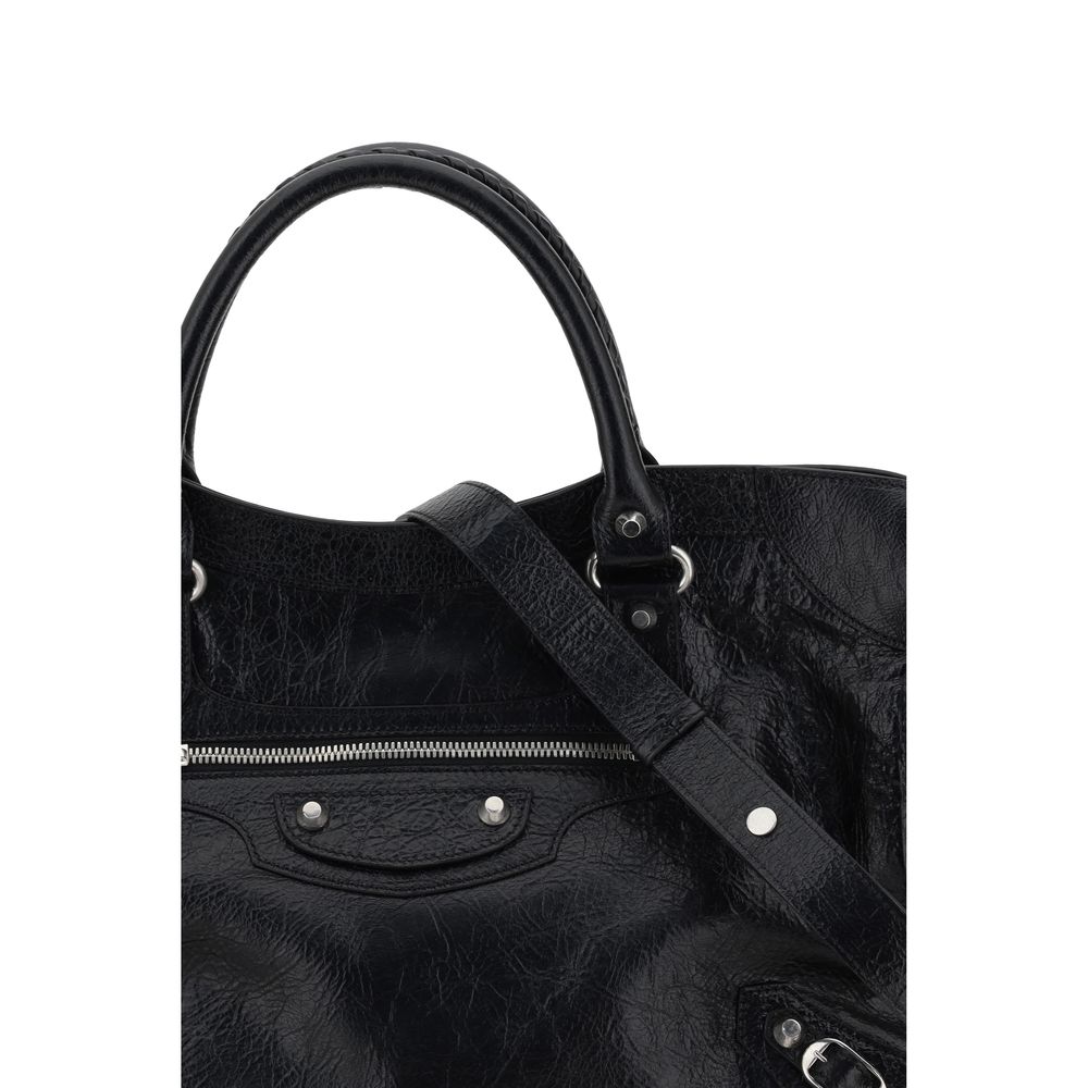 Front view with bag zipped and handles upright.