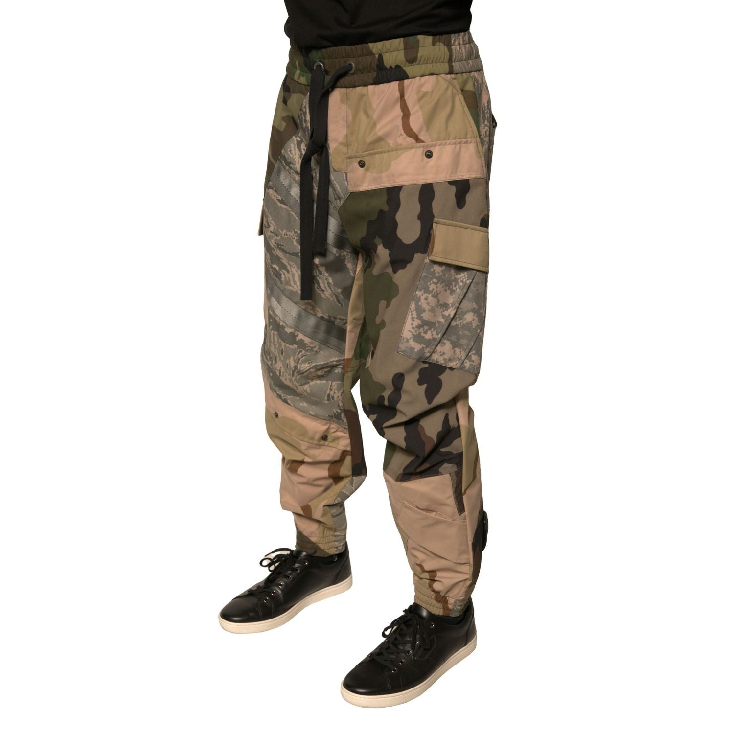 Front view with bag zipped and handles upright.