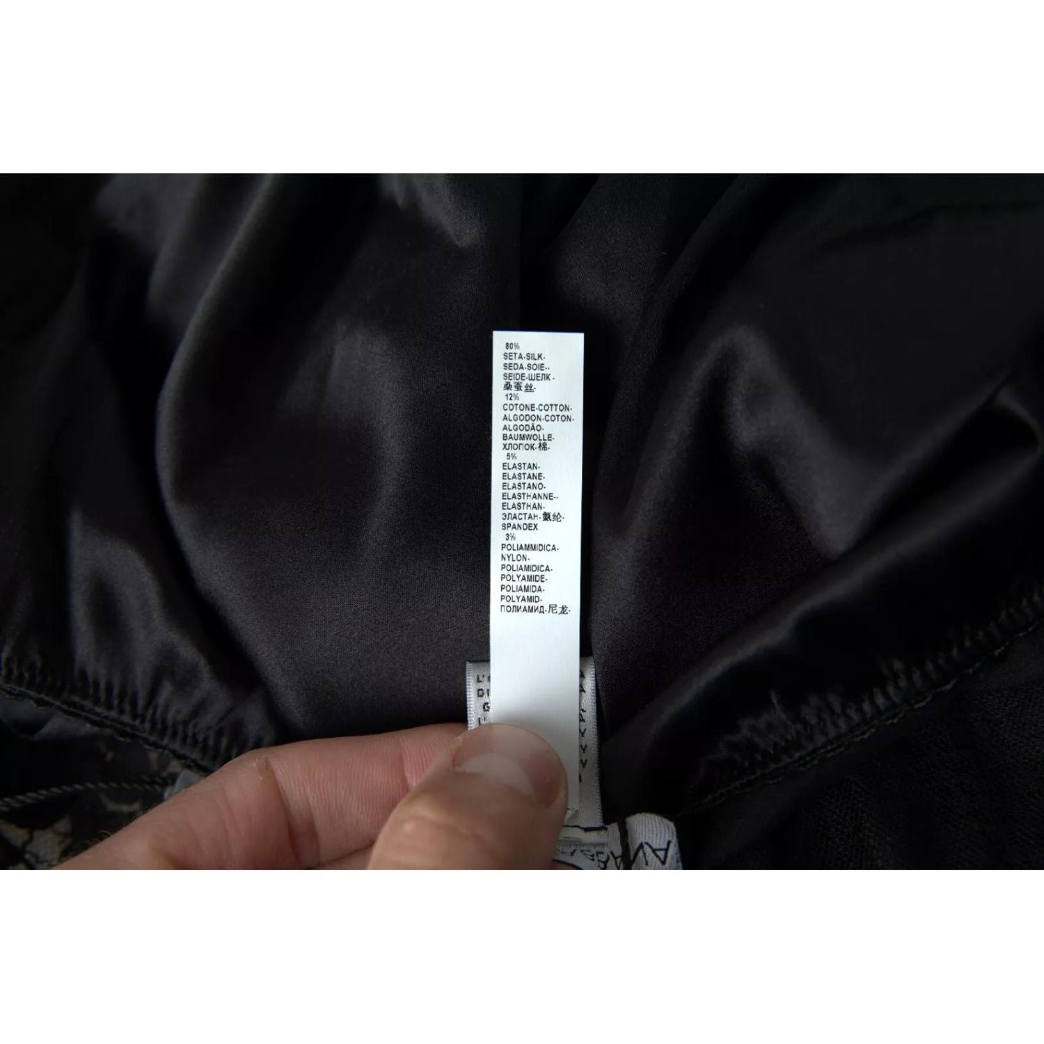 قميص داخلي حريري أسود مثير من دولتشي آند غابانا