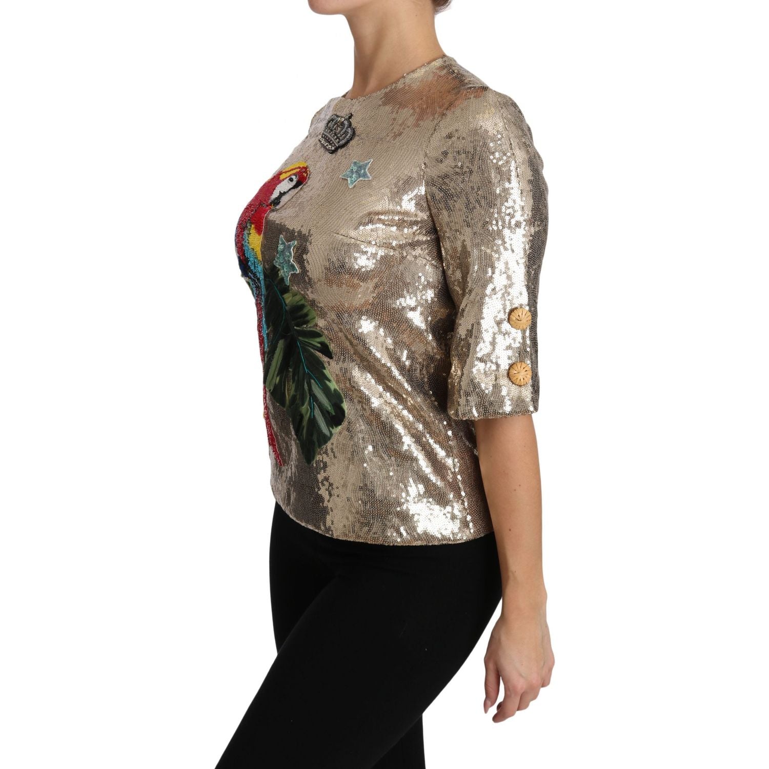 بلوزة دولتشي آند غابانا الذهبية ذات الياقة المستديرة والمزينة بنقشة الببغاء مع الكريستالات