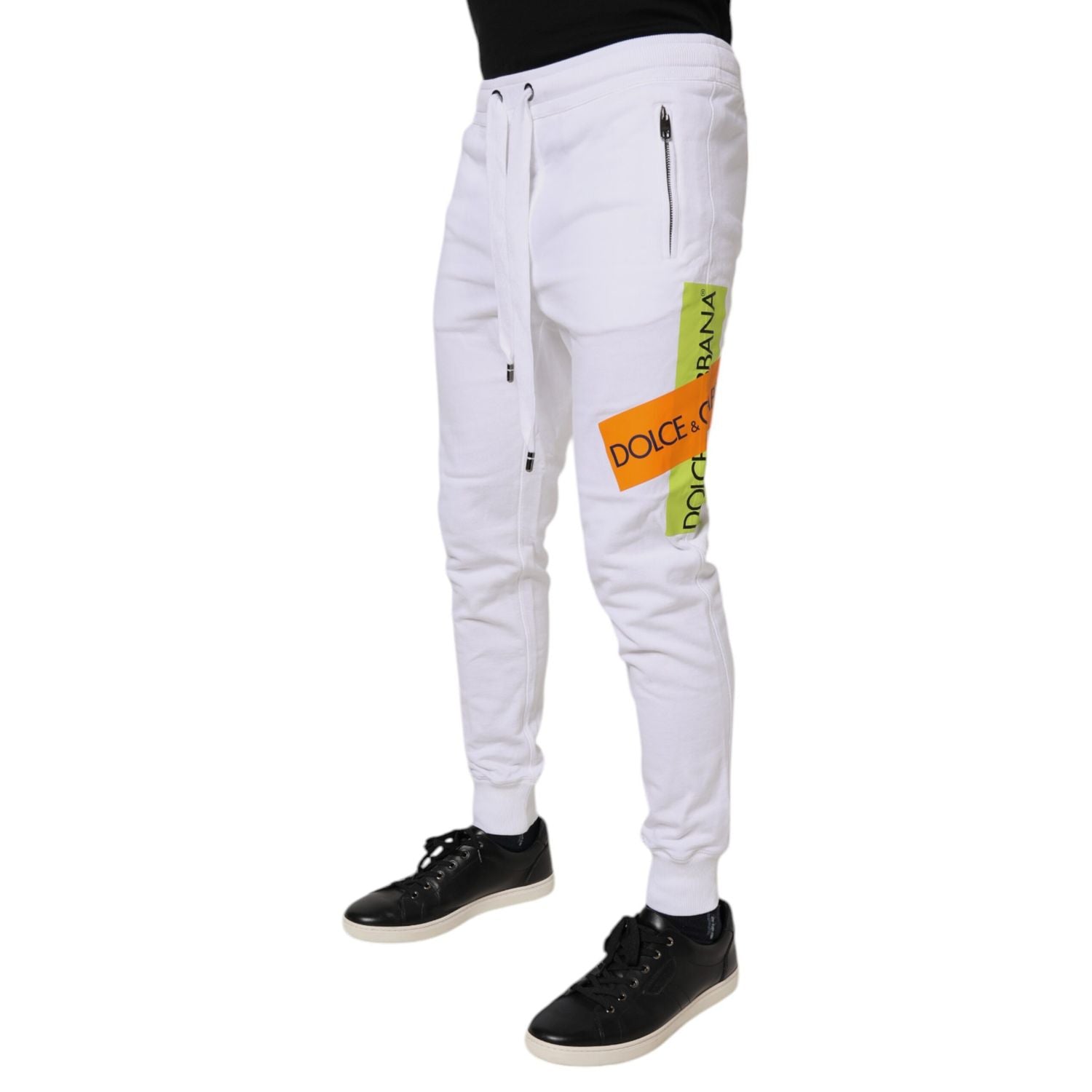 Front view with bag zipped and handles upright.