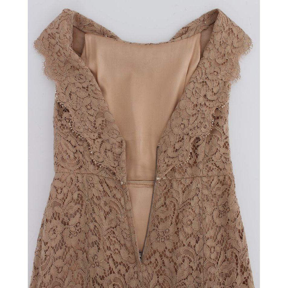 فستان ماكسي أنيق من الدانتيل باللون الوردي من دولتشي آند غابانا