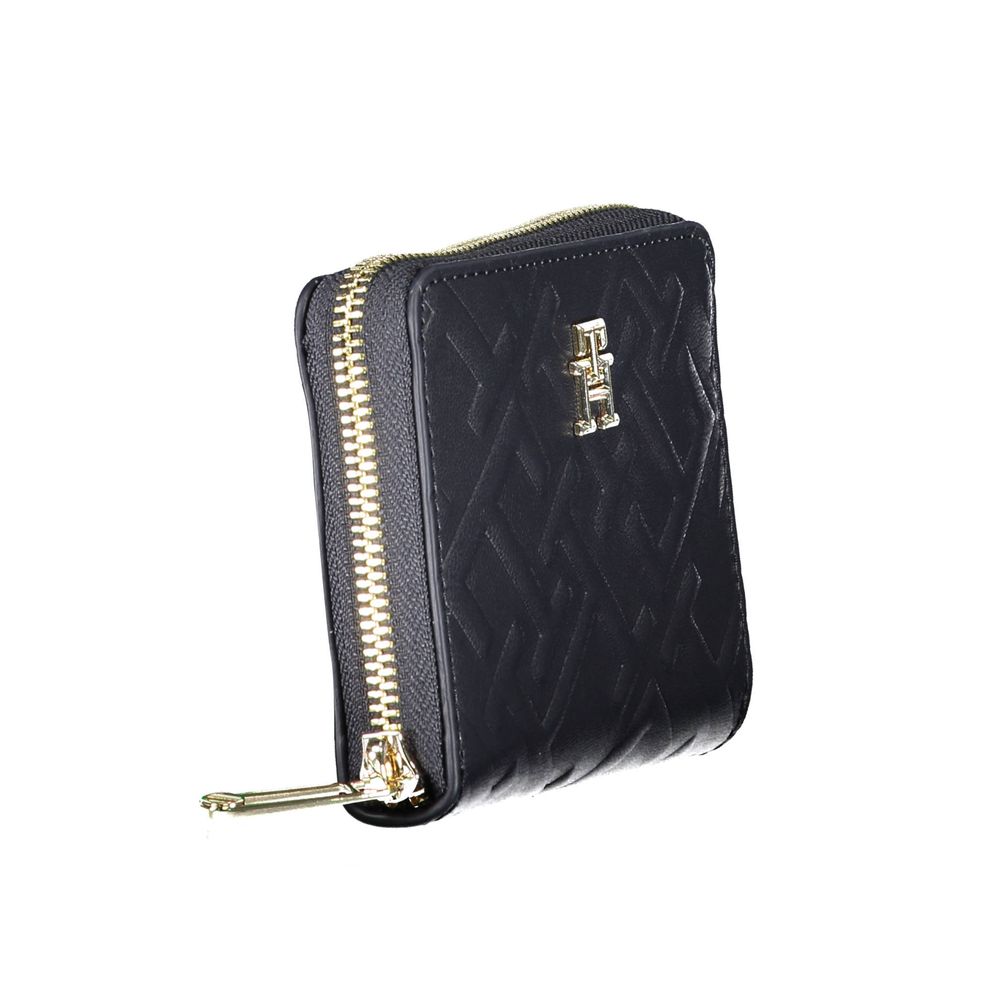 Front view with bag zipped and handles upright.
