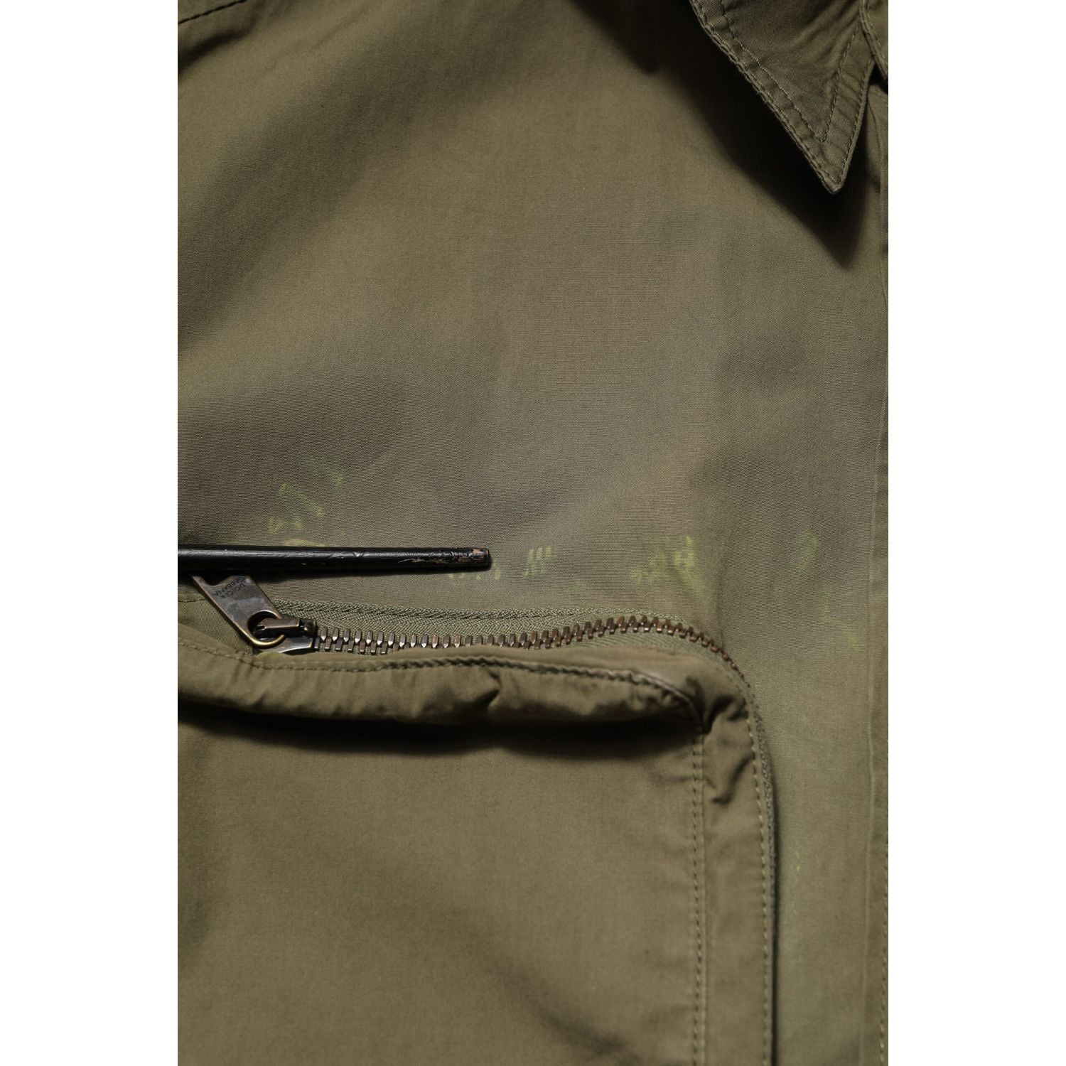 Front view with bag zipped and handles upright.