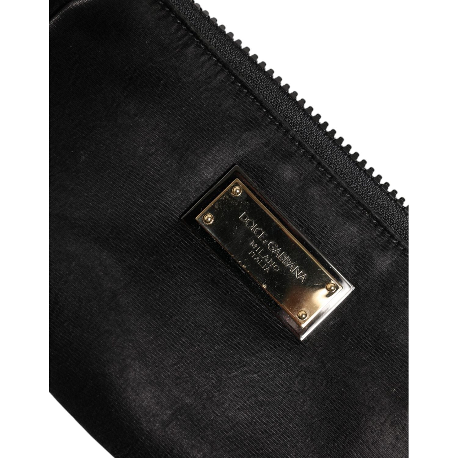 Front view with bag zipped and handles upright.