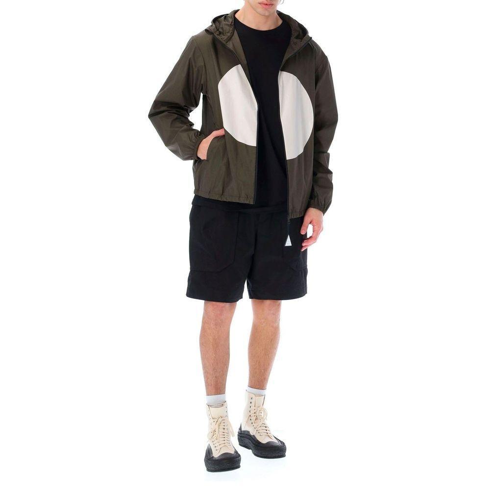 Front view with bag zipped and handles upright.
