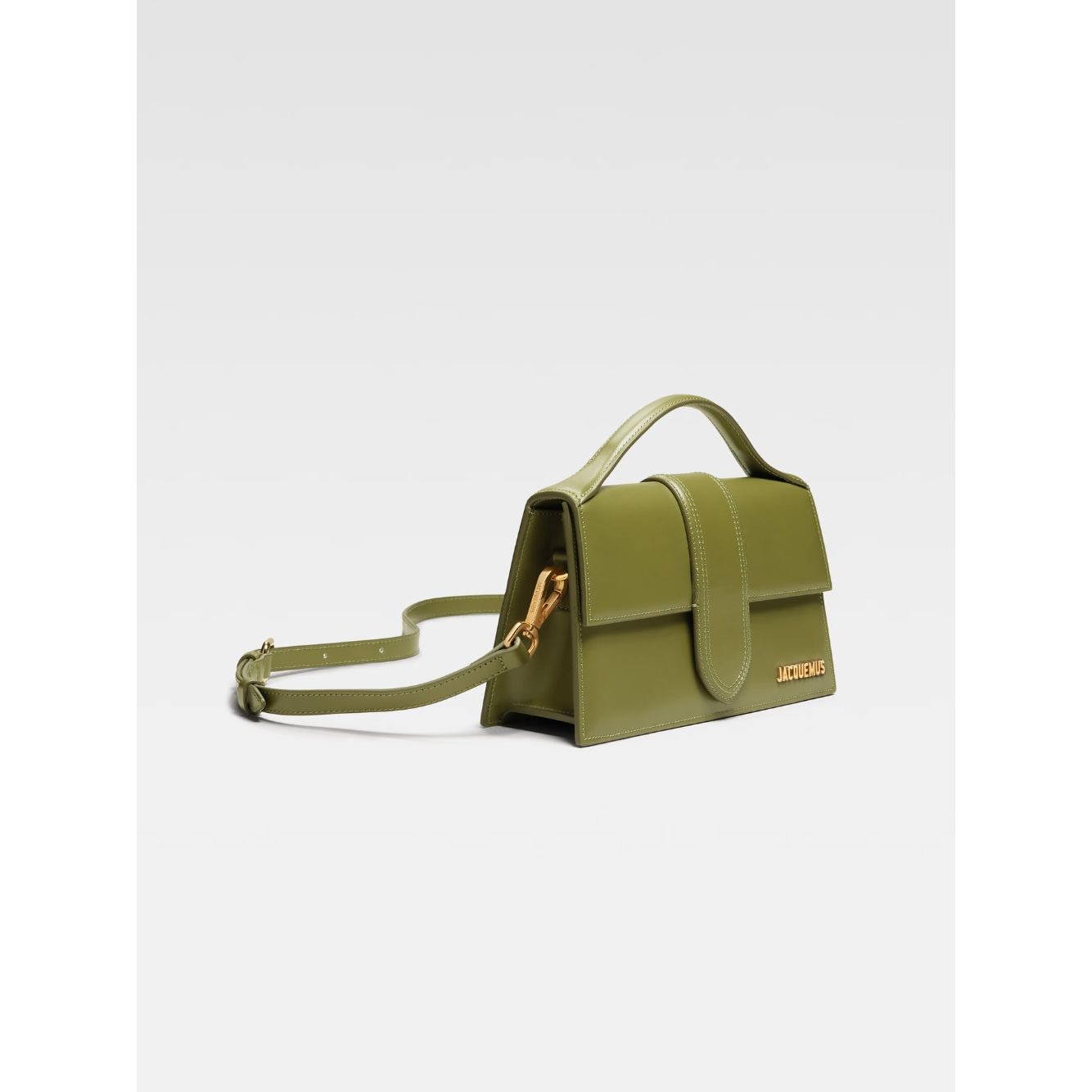 Front view with bag zipped and handles upright.