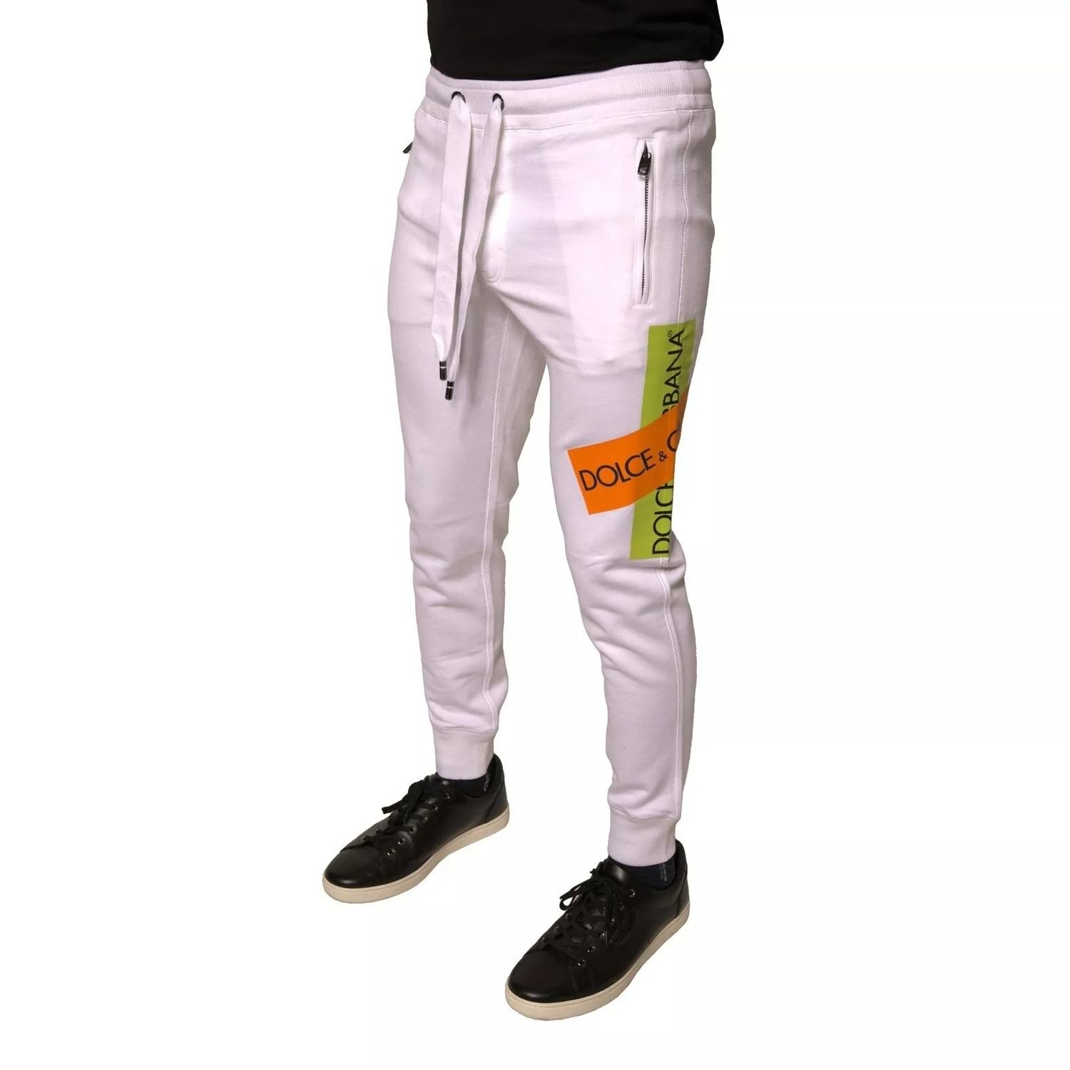 Front view with bag zipped and handles upright.