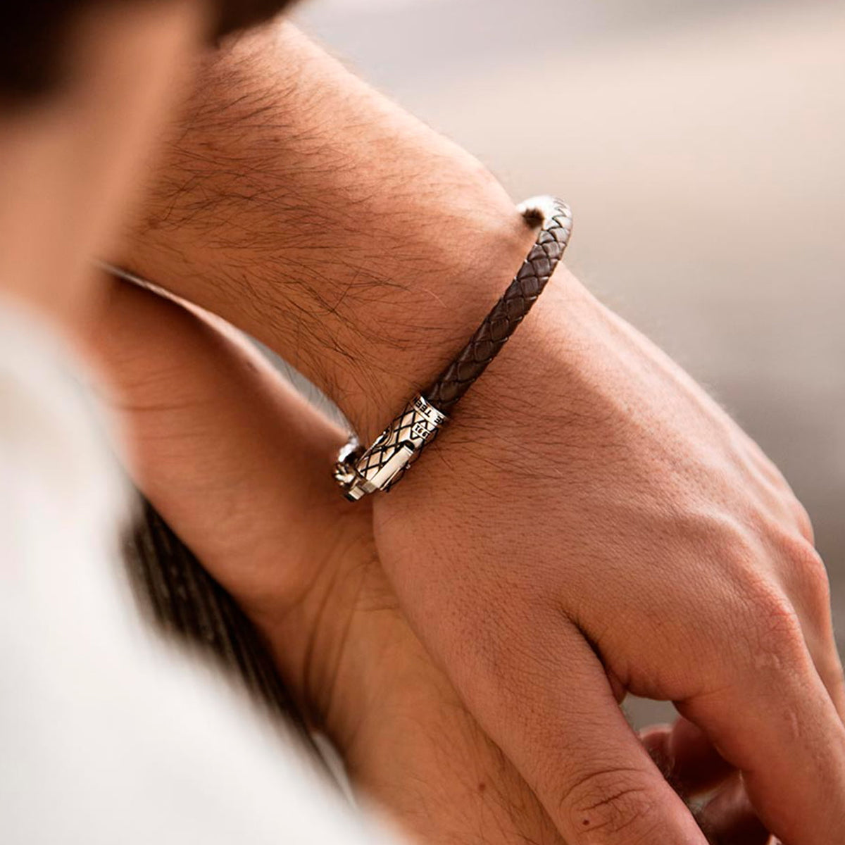 Alt Tag: Man wearing AN JEWELS JEWELRY Mod. AA.P252BR leather bracelet on wrist