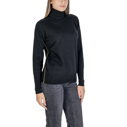 Alviero Martini Prima Classe Black Viscose Turtleneck sweater for women, model D 7001 FW06, worn by a model.