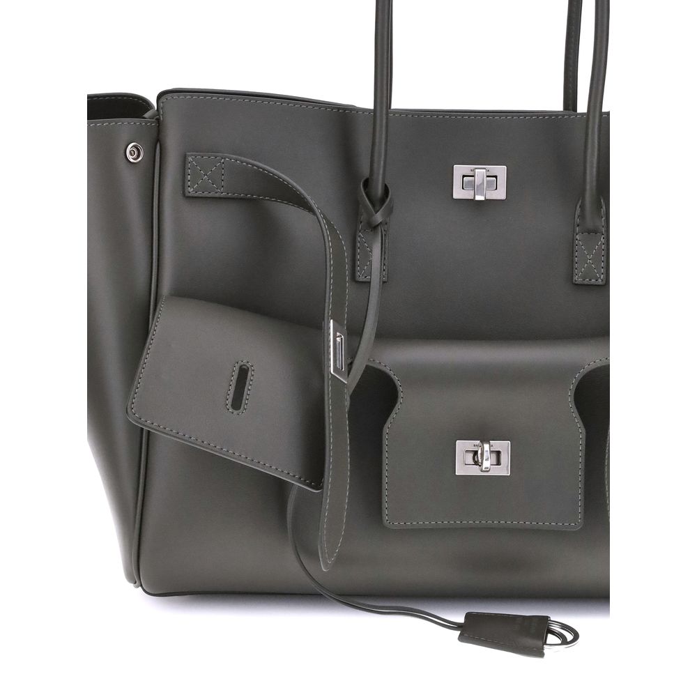 Front view with bag zipped and handles upright.