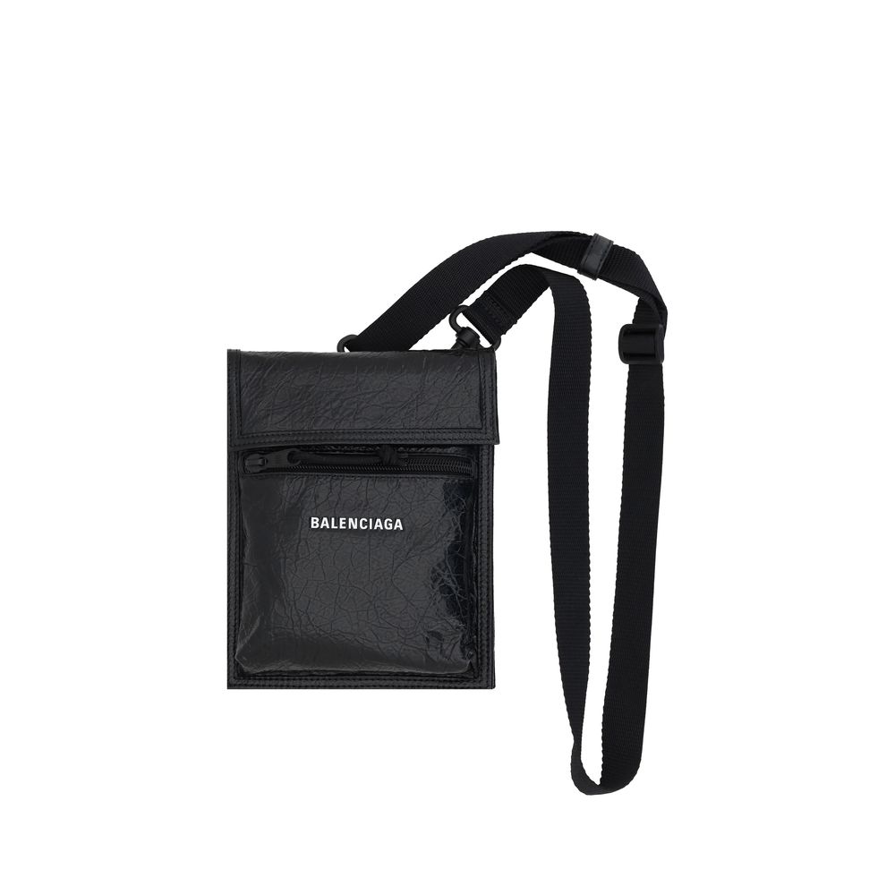 Front view with bag zipped and handles upright.