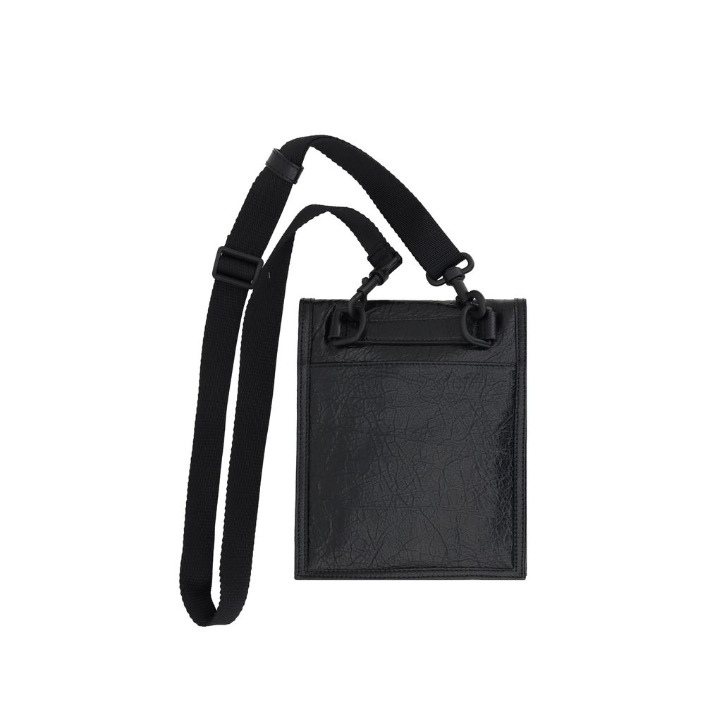 Front view with bag zipped and handles upright.