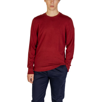 Calvin Klein Bordeaux Recycled Wool Sweatshirt on male model, red knit crew neck, regular fit, sustainable fashion.