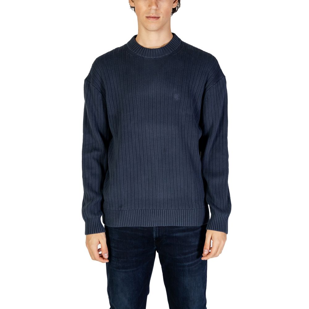 Man wearing Calvin Klein Jeans Blue Cotton Sweatshirt with ribbed texture and crew neck