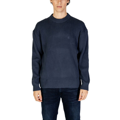 Man wearing Calvin Klein Jeans Blue Cotton Sweatshirt with ribbed texture and crew neck