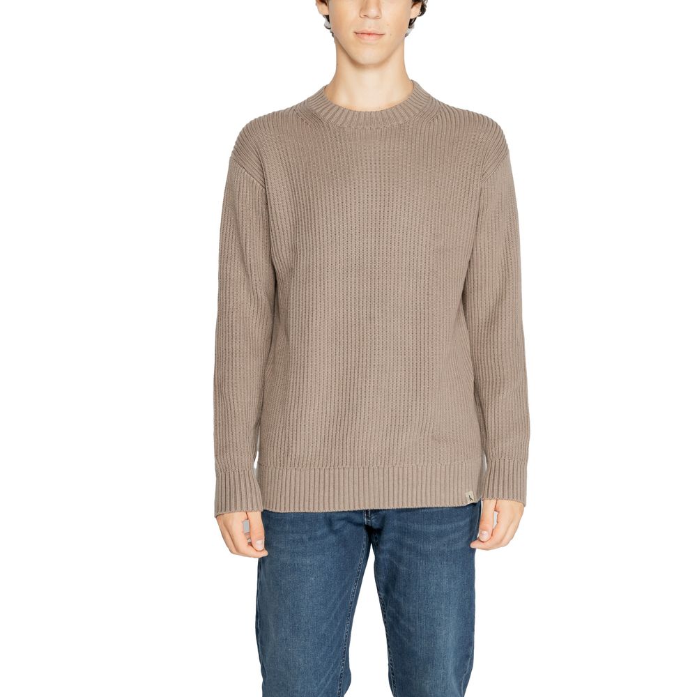 Calvin Klein Jeans Brown Organic Cotton Sweatshirt featuring a relaxed fit and vertical ribbed knit, worn by a male model in blue jeans.