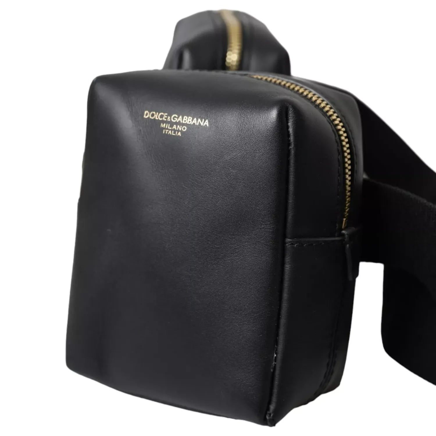 Front view with bag zipped and handles upright.