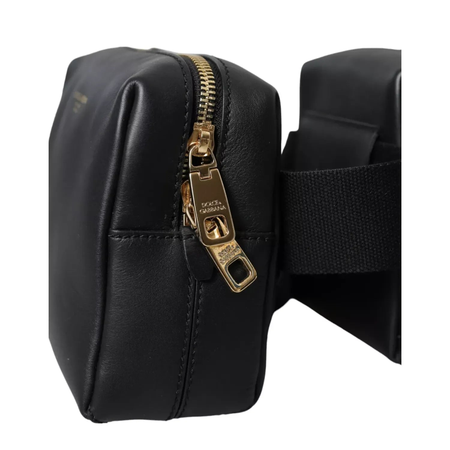 Front view with bag zipped and handles upright.