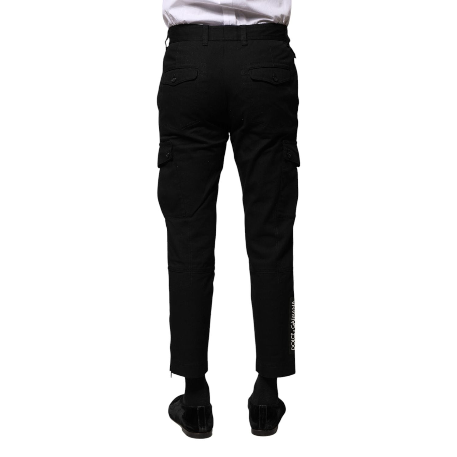 Front view with bag zipped and handles upright.