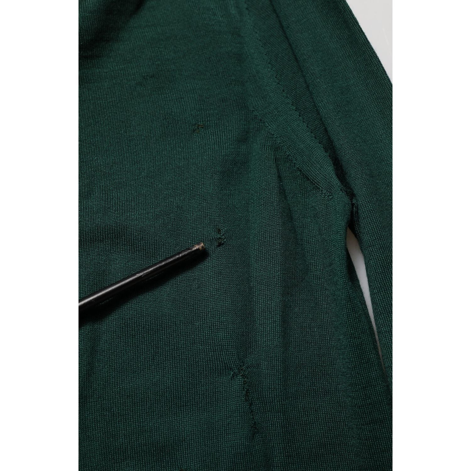 Front view with bag zipped and handles upright.