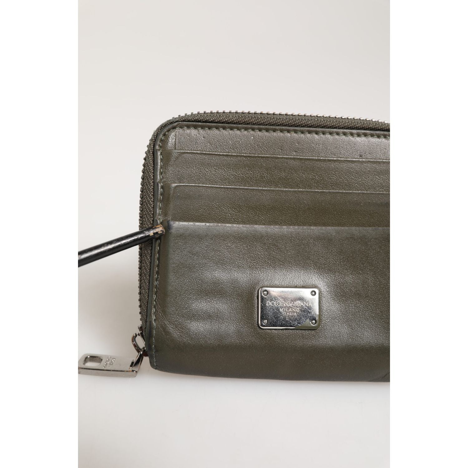 Front view with bag zipped and handles upright.