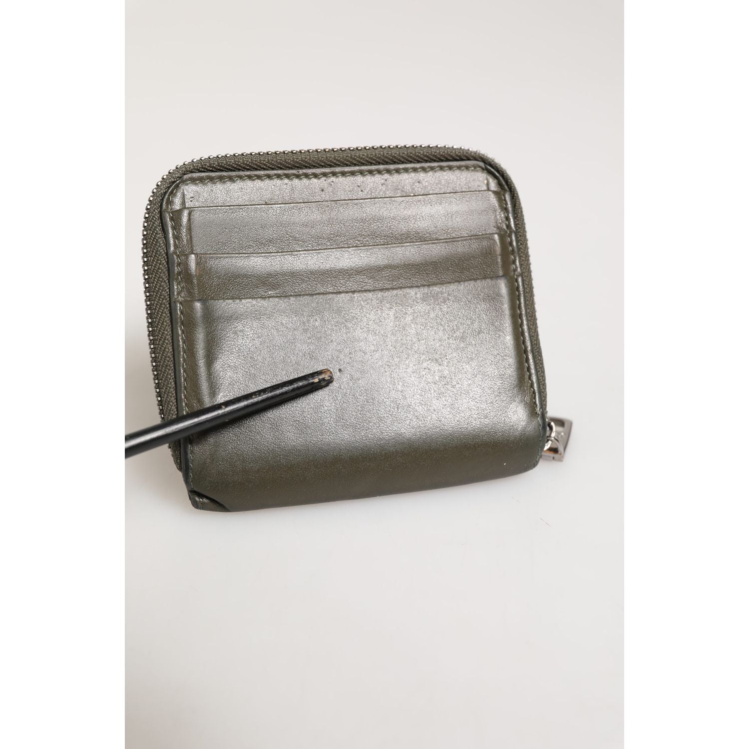 Front view with bag zipped and handles upright.