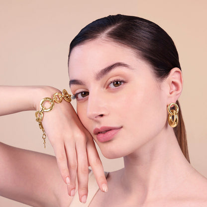 Woman wearing ETRUSCA JEWELS JEWELRY Mod. WSET00736.YG gold bracelet and earrings