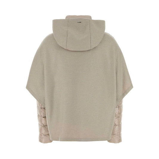 Herno Jackets Powder long-sleeved cape with high neck and padded design. Stylish, elegant outerwear with zip fastening.