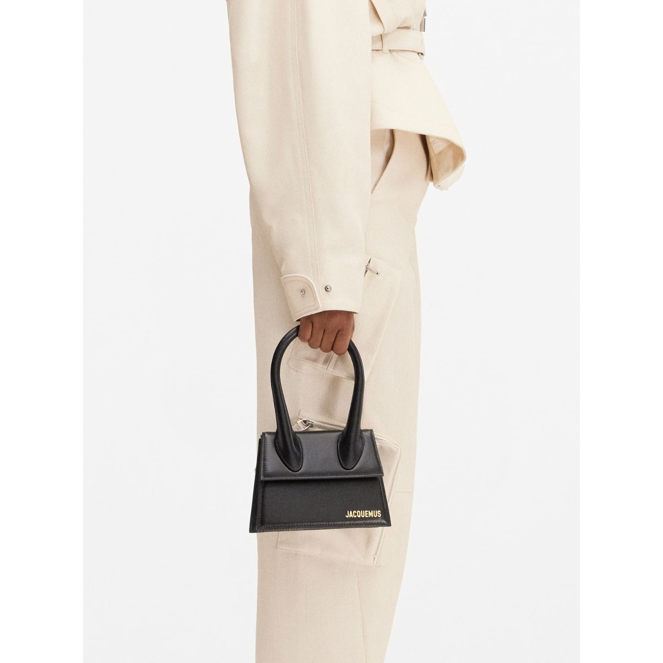 Front view with bag zipped and handles upright.