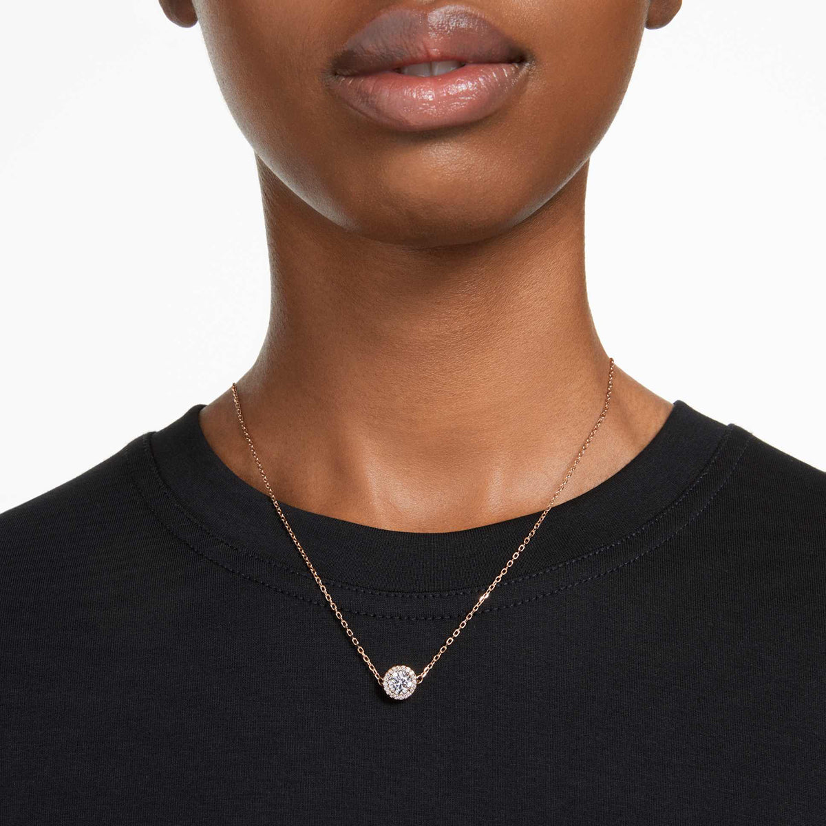 Woman wearing SWAROVSKI JEWELS JEWELRY Mod. 5636272 necklace