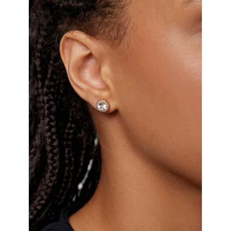 Close-up of earring featuring SWAROVSKI Mod. 5686637 on model's ear.