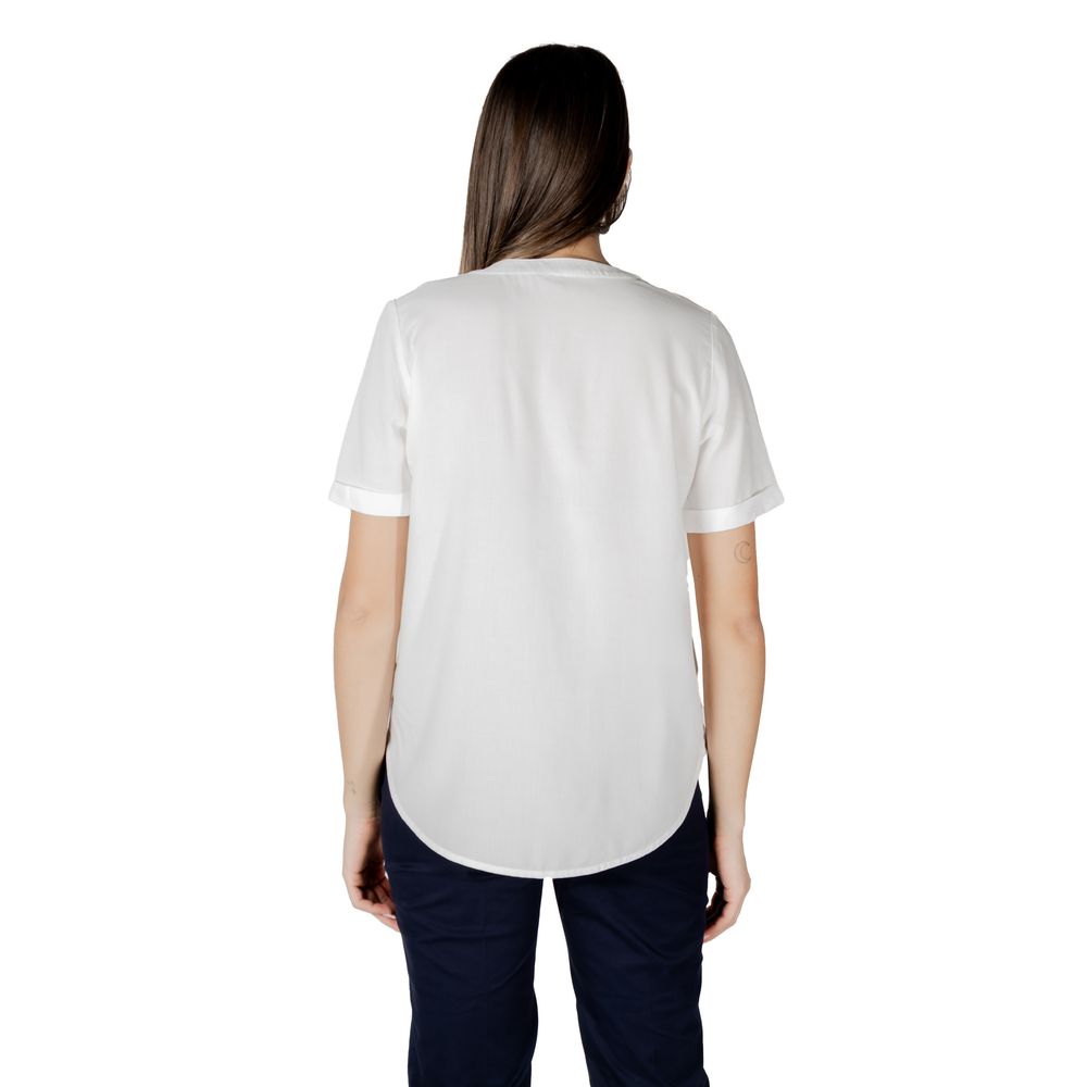 Front view with bag zipped and handles upright.