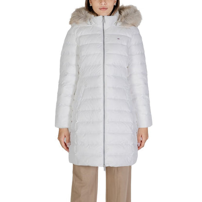 Woman wearing Tommy Hilfiger Jeans White Recycled Polyester Coat with hood and faux fur trim, showcasing sustainable fashion.