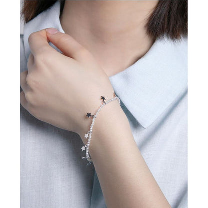 Lady wearing VICEROY JEWELS Mod. 13204P000-90 bracelet, silver 925°, quartz analog, multifunction, with official packaging.