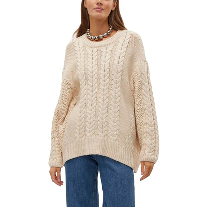 Woman wearing Vero Moda Beige Cotton Sweatshirt with cable-knit pattern and oversized sleeves
