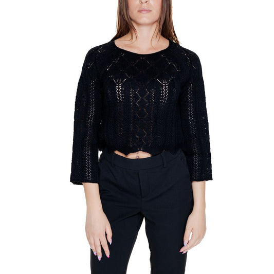 Woman wearing Vero Moda Black Cotton Sweatshirt with geometric openwork pattern and 3/4 sleeves, adding casual elegance to any outfit.