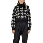 Woman wearing Vero Moda Black Marabou Sweater, women's knitwear, Fall/Winter collection, 100% acrylic, houndstooth pattern.