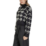 Woman wearing Vero Moda Black Marabou Sweater, women's knitwear, fall/winter collection, 100% acrylic, houndstooth pattern.