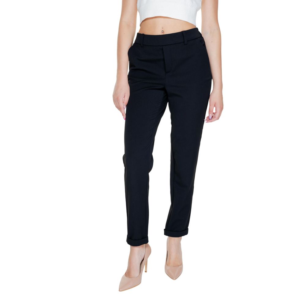 Woman wearing Vero Moda Black Polyester Pant, spring/summer collection, made of 62% polyester, 33% viscose, and 5% elastene.